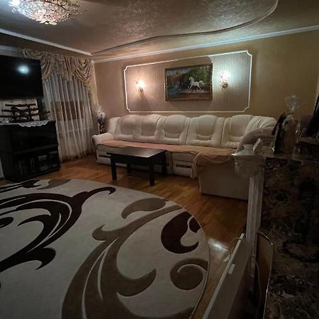 Просторі Та Комфортні Апартаменти «Д.І.М.» Kamianets-Podilskyi Exterior foto