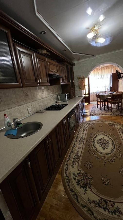 Просторі Та Комфортні Апартаменти «Д.І.М.» Kamianets-Podilskyi Exterior foto